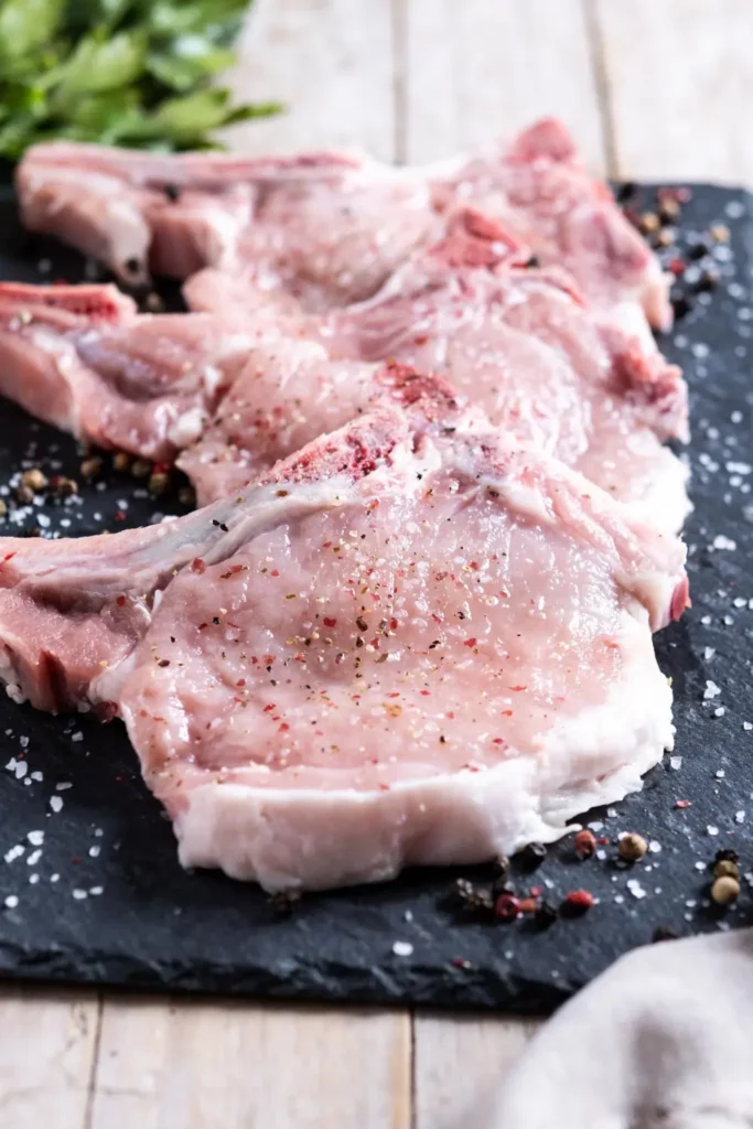 Cortes de carne de cerdo en carnicería de Aranda de Duero